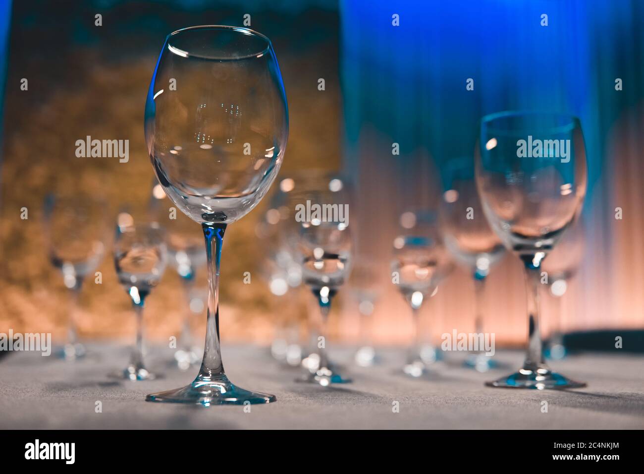 Tischgedeckten mit glänzenden Weinlassen im Restaurant Stockfoto