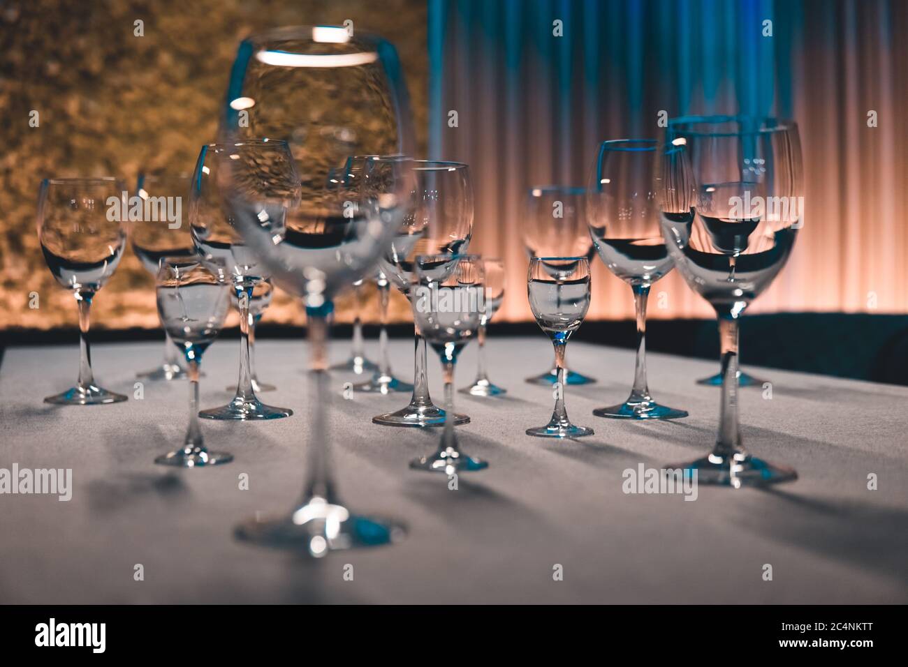 Tischgedeckten mit glänzenden Weinlassen im Restaurant Stockfoto