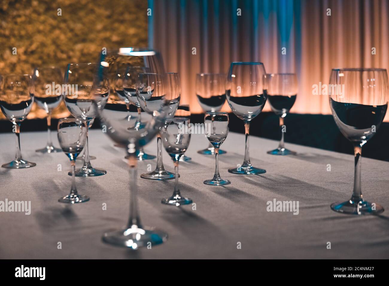 Tischgedeckten mit glänzenden Weinlassen im Restaurant Stockfoto