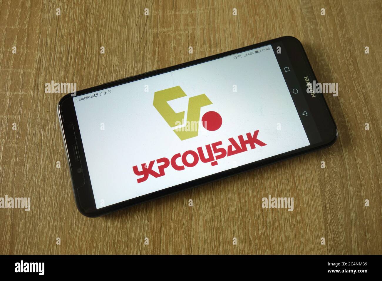 Ukrsotsbank Logo auf dem Smartphone angezeigt Stockfoto