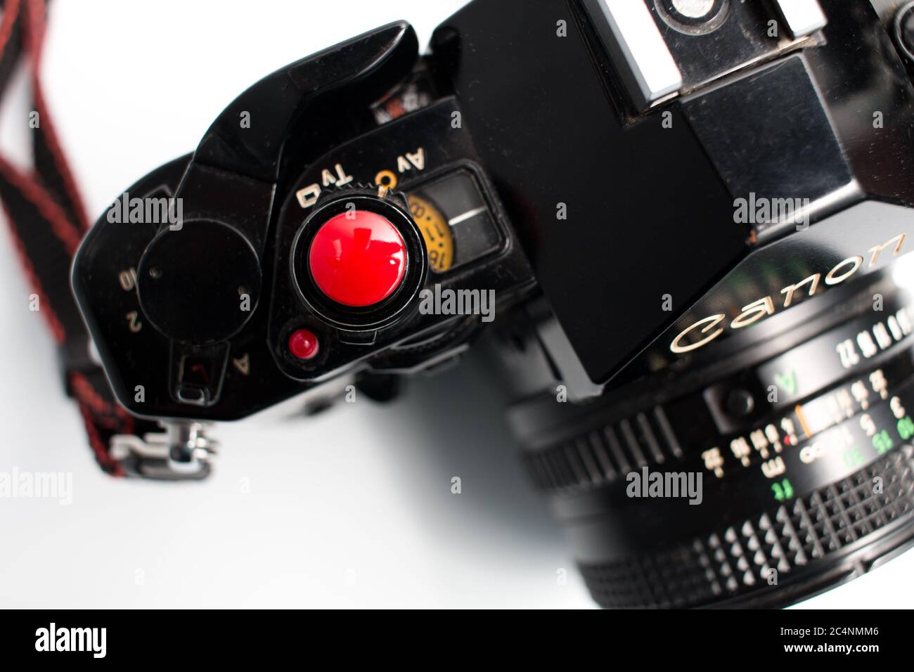 Schiedam, Niederlande - 16. NOV 2019: Nahaufnahme der Oberseite einer analogen Vintage-Fotokamera mit weißem Hintergrund. Canon A-1 SLR-Kamera. Stockfoto