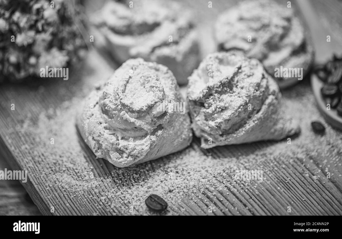 Natürlich gebackene Kokosnusskekse oder Kokosnussmakronen auf Holzplatte Draufsicht, Kopierraum. Hausgemachter Kuchen mit Kaffeebohnen. Stockfoto