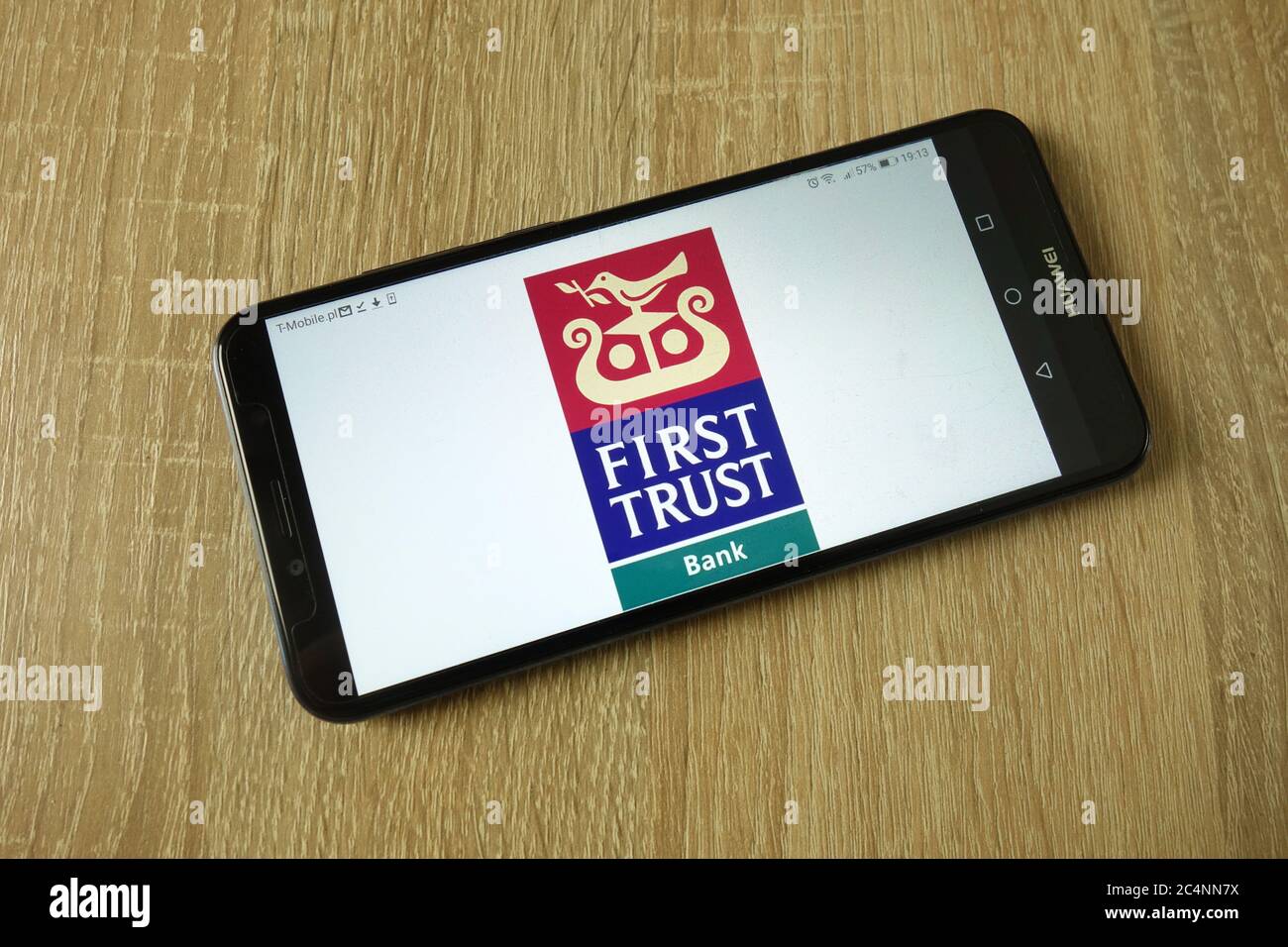 Das Logo der First Trust Bank wird auf dem Smartphone angezeigt Stockfoto
