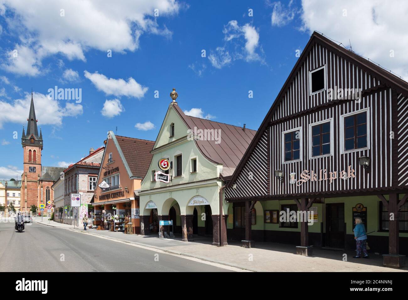 kostel sv. Vavrince, Dum Krystofa z Gendorfu, Vrchlabi, Krkonose, Kirche Ceska republika / St. Lawrence, Krystof Gendorf Haus, Vrchlabi Stadt, Riese Stockfoto