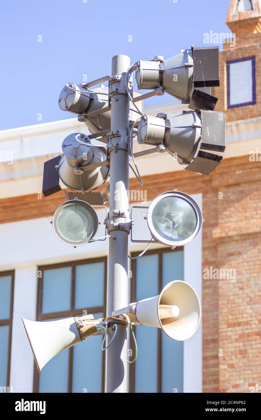 Vertikale selektive Fokusaufnahme von Projektoren und Lautsprechern auf dem Straße an einem sonnigen Tag Stockfoto