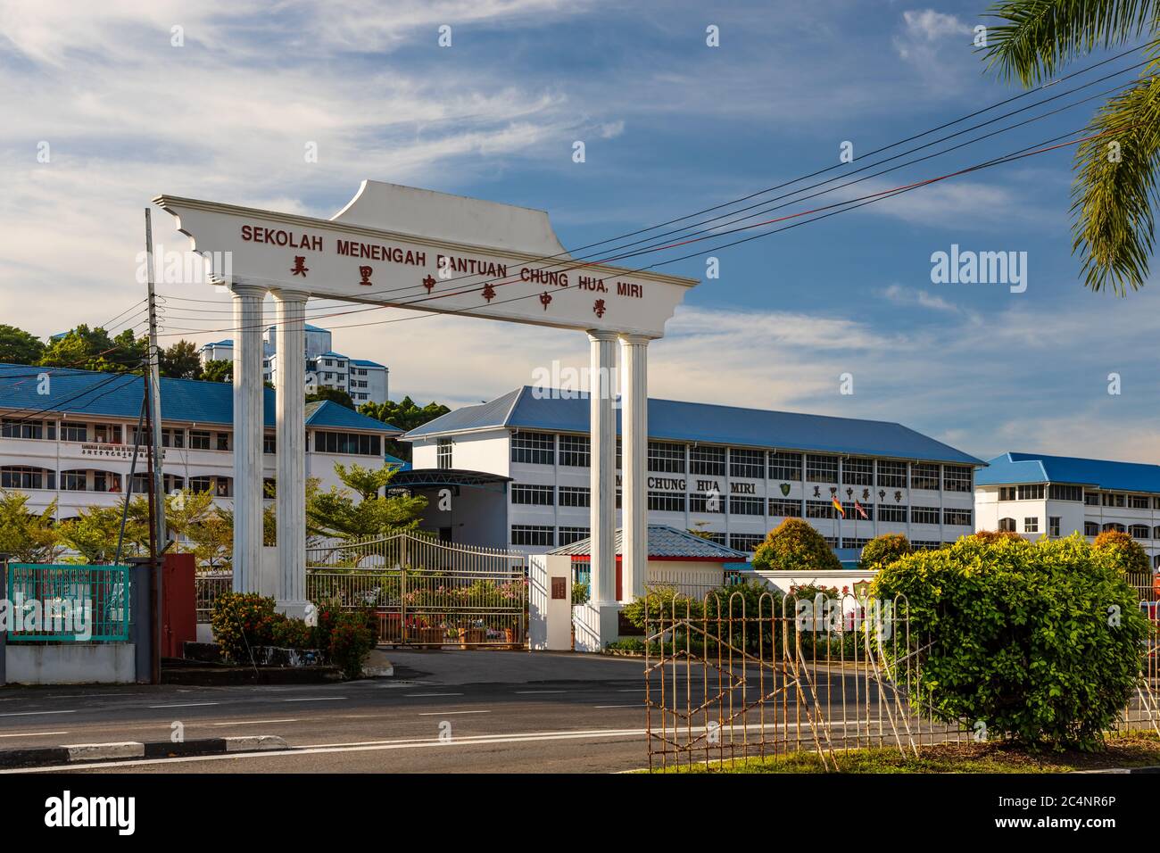 Miri, Sarawak, Malaysia: Tor von Sekolah Menegah Bantuan CHUNG HUA, einer chinesischen Nationalschule mit Inschriften auf Chinesisch und Malaiisch Stockfoto