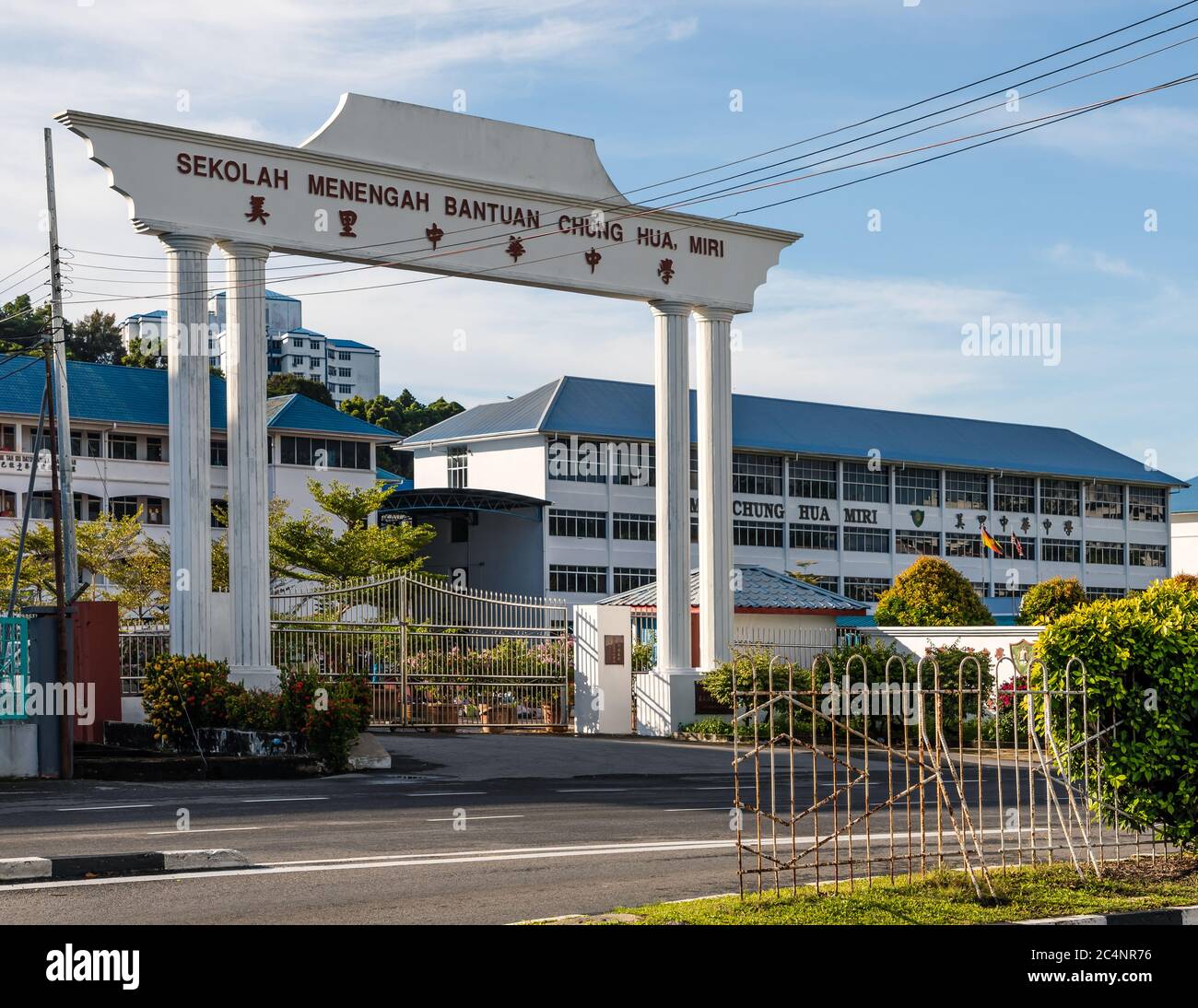 Miri, Sarawak, Malaysia: Tor von Sekolah Menegah Bantuan CHUNG HUA, einer chinesischen Nationalschule mit Inschriften auf Chinesisch und Malaiisch Stockfoto