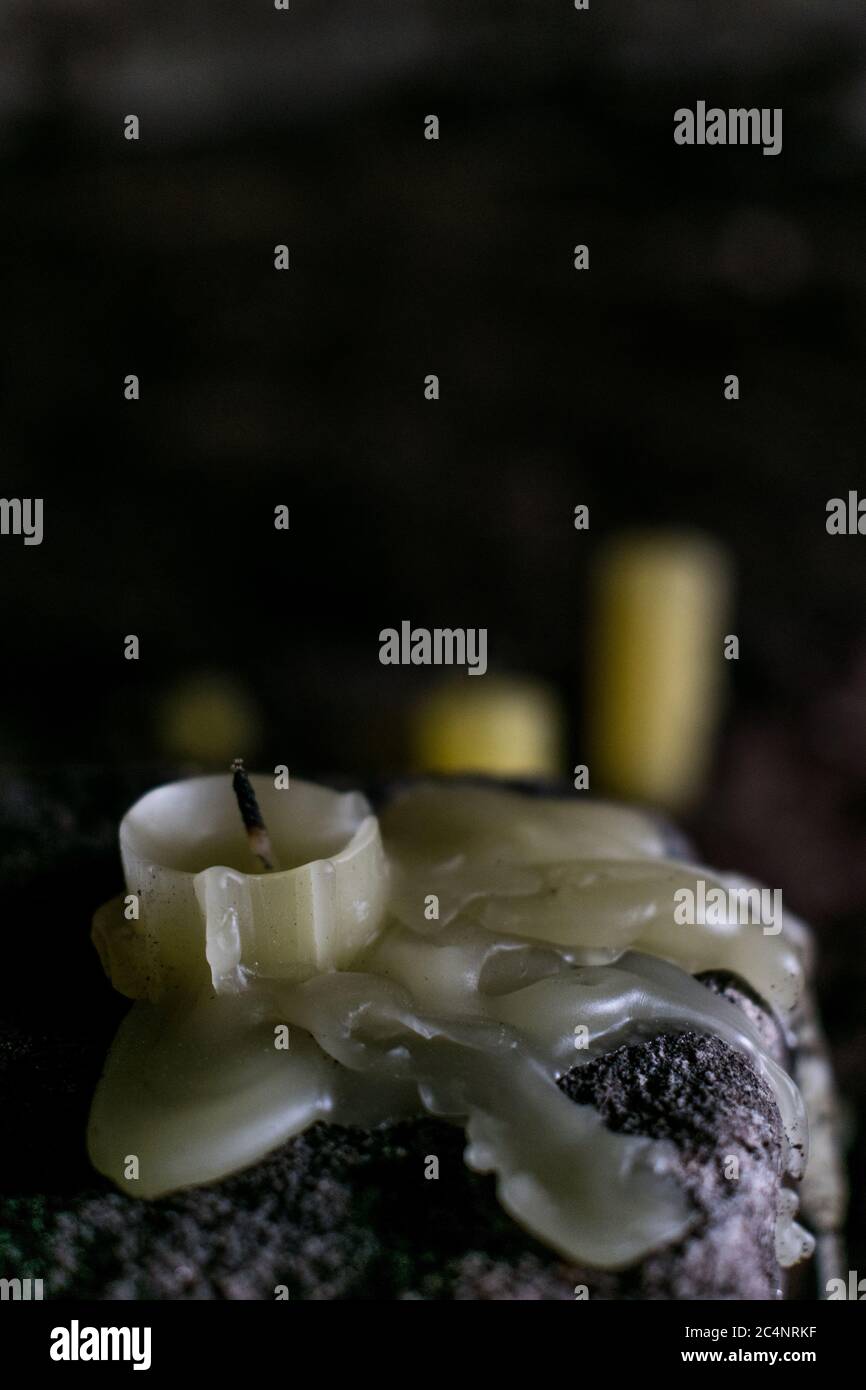 Drei unbeleuchtete Kerzen erblicken den Blick. Stockfoto