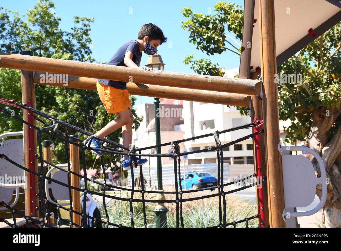 Rabat, Marokko. Juni 2020. Ein Kind spielt auf einem Spielplatz in Rabat, Marokko, 27. Juni 2020. Marokko hat die Pandemiebeschränkungen gelockert, indem es Reisen innerhalb des Landes ermöglicht und Cafés und Restaurants wieder eröffnet. Quelle: Chadi/Xinhua/Alamy Live News Stockfoto