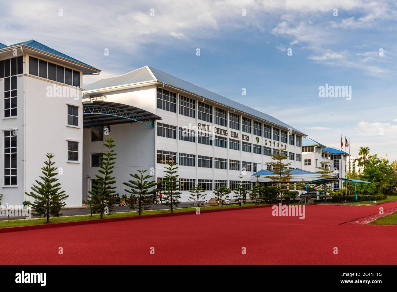 Miri, Sarawak, Malaysia: Vorderansicht von Sekolah Menegah Bantuan CHUNG HUA MIRI, einer chinesischen Nationalschule Stockfoto