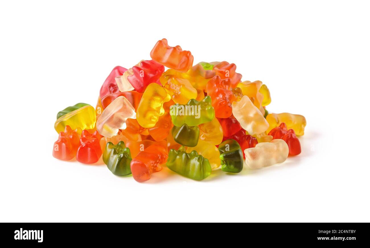Stapel von bunten Gummibärchen Süßigkeiten auf weißem Hintergrund isoliert. Gelee Süßigkeiten von verschiedenen Farben. Gummis aus Fruchtsaft, Gelatine, Zucker. Stockfoto
