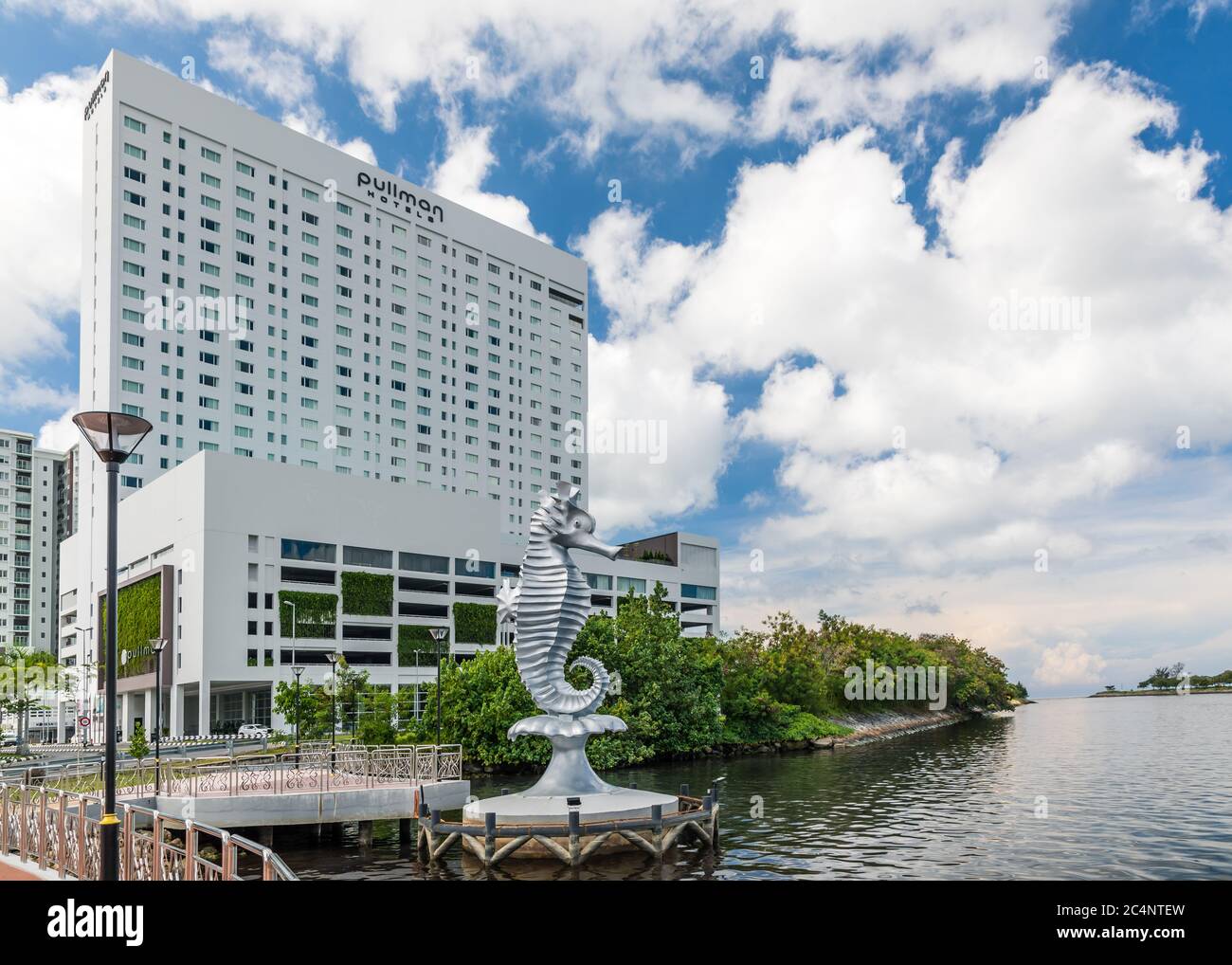 Miri, Sarawak, Malaysia: Die Seepferdchen-Skulptur am Miri Waterfront vor dem Pullman Hotel. Das Seepferdchen ist das offizielle Maskottchen der Stadt. Stockfoto