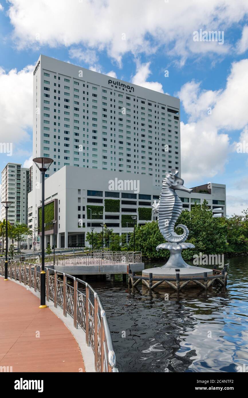 Miri, Sarawak, Malaysia: Die Seepferdchen-Skulptur am Miri Waterfront vor dem Pullman Hotel. Das Seepferdchen ist das offizielle Maskottchen der Stadt. Stockfoto