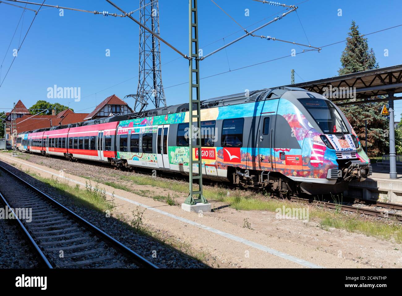 DB Regio Bombardier Talent 2 Zug in spezieller Rostocker Lackierung am Bahnhof Warnemünde Stockfoto