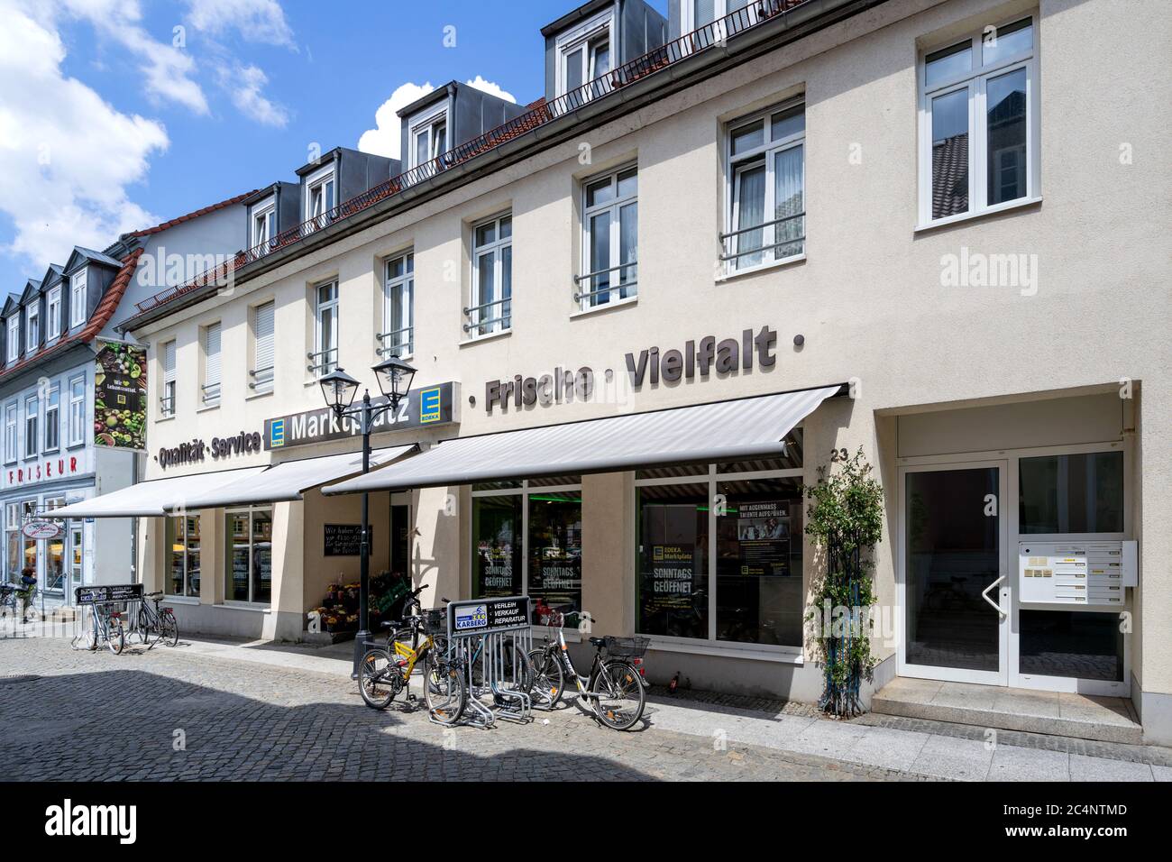 EDEKA Supermarkt in Waren (Müritz), Deutschland. Die Edeka Gruppe ist der größte deutsche Supermarktkonzern. Stockfoto