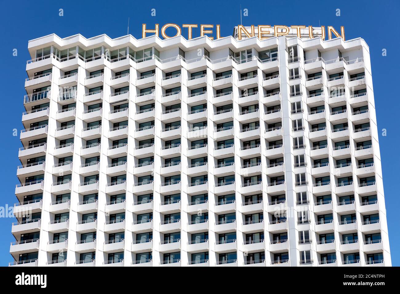 Hotel Neptun in Warnemünde, Deutschland. Das 5-Sterne-Hotel wurde 1971 eröffnet und liegt direkt am Ostseestrand. Stockfoto