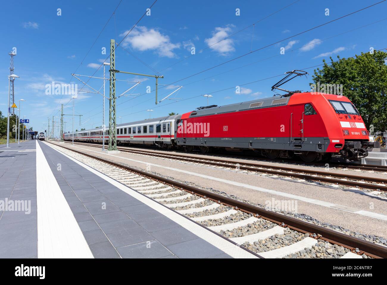 DB Intercity Zug mit Lokomotive der Baureihe 101 am Bahnhof Warnemünde Stockfoto