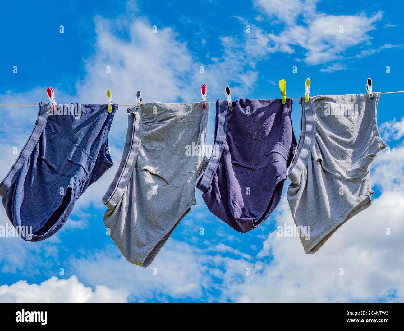 Lustige Unterhosen, Die am Seil Hängen Stockfoto - Bild von