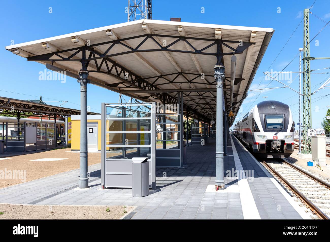 Doppelbahn Stadler KISS DB Intercity 2 am Bahnhof Warnemünde Stockfoto