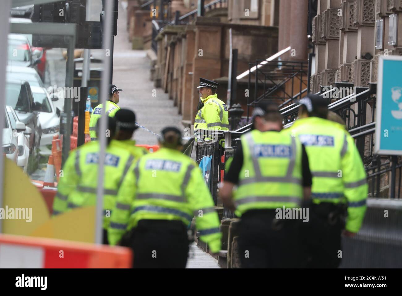 Polizeibeamte am Tatort in der West George Street, Glasgow, wo ein Mann von einem bewaffneten Beamten erschossen wurde, nachdem ein anderer Polizeibeamter bei einem Anschlag am Freitag verletzt worden war. Stockfoto