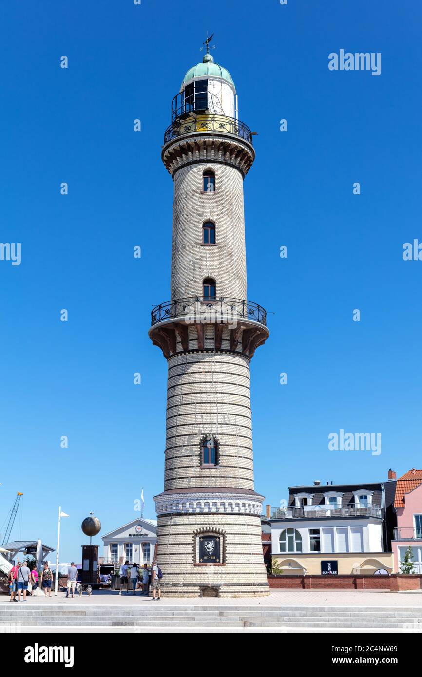 Leuchtturm in Warnemünde, Deutschland. Es hat eine Höhe von 36.9 Metern (121 ft) und wurde 1898 in Betrieb genommen. Stockfoto