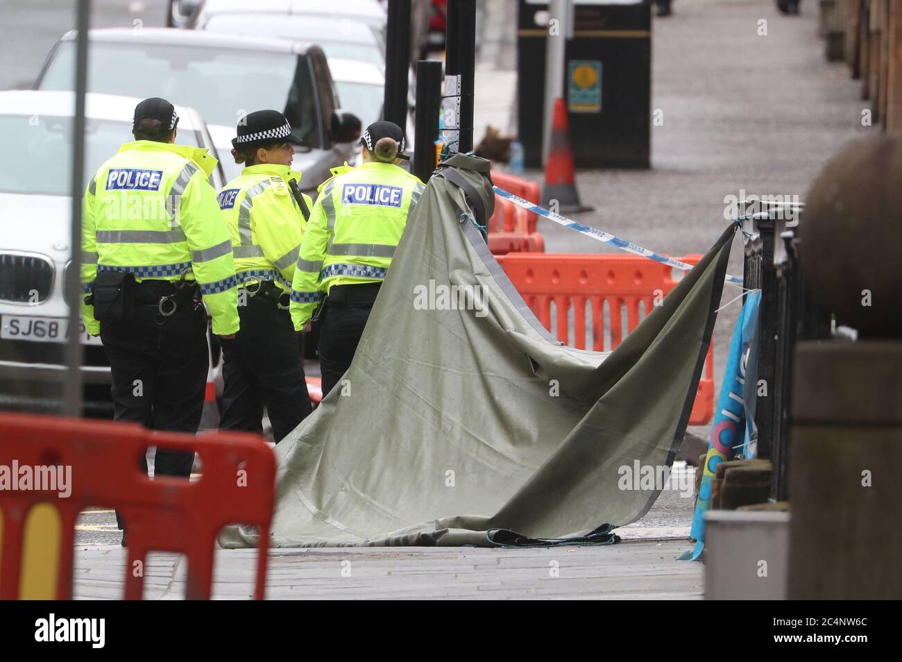 Polizeibeamte am Tatort in der West George Street, Glasgow, wo ein Mann von einem bewaffneten Beamten erschossen wurde, nachdem ein anderer Polizeibeamter bei einem Anschlag am Freitag verletzt worden war. Stockfoto
