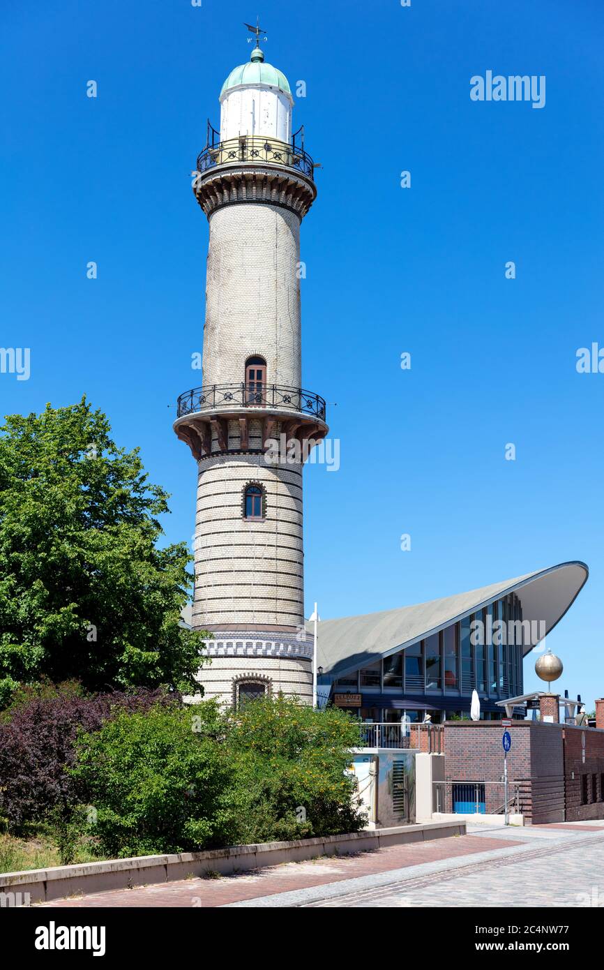 Leuchtturm in Warnemünde, Deutschland. Es hat eine Höhe von 36.9 Metern (121 ft) und wurde 1898 in Betrieb genommen. Stockfoto