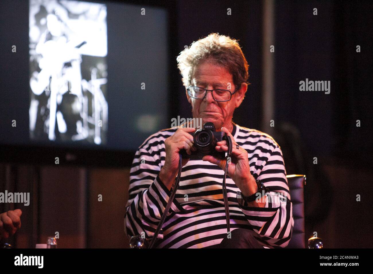 Lou reed schwarz weiß -Fotos und -Bildmaterial in hoher Auflösung – Alamy