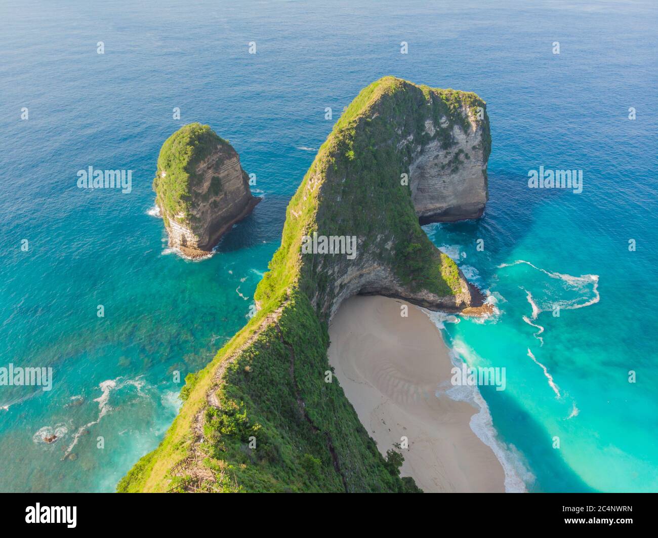 Schöner Blick auf den Kelingking-Strand auf der Insel Nusa Penida, Bali, Indonesien. Drone-Ansicht. Stockfoto