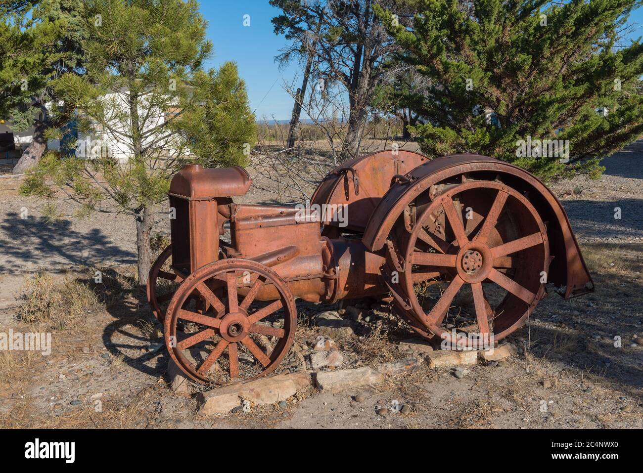 Roter alter rostiger Traktor auf einem Bauernhof in Argentinien Stockfoto