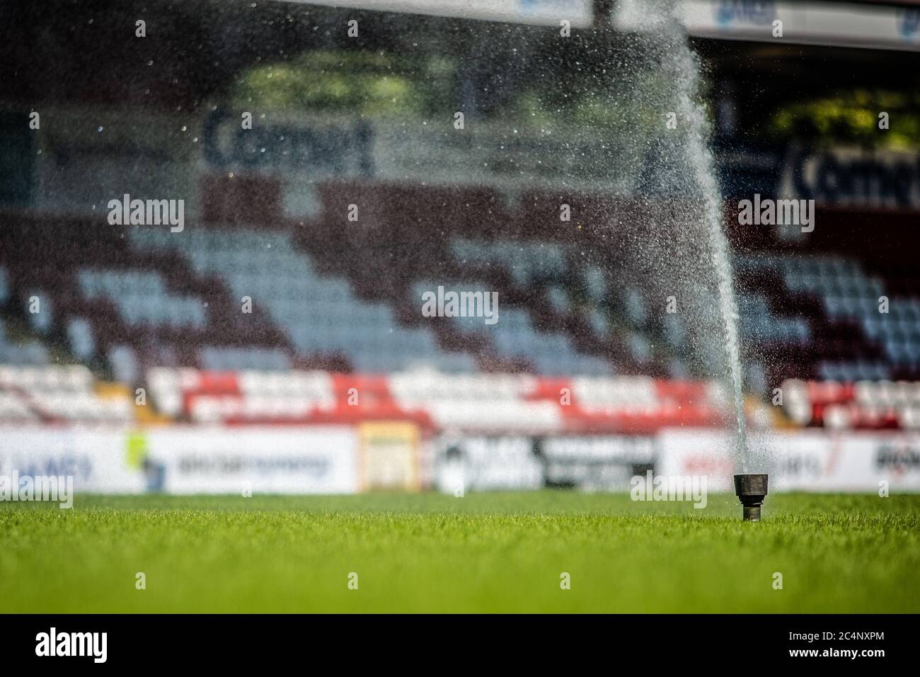Wasser-Sprinkler sprühen Wasser über Fußballplatz Stockfoto