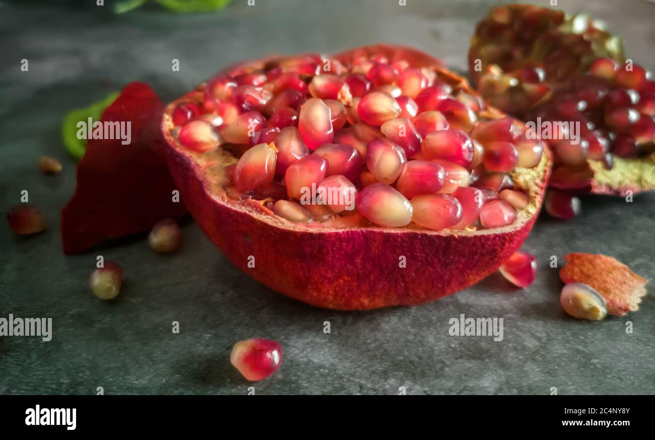 Reife saftige Frucht Granatapfel auf dem Tisch Stockfoto