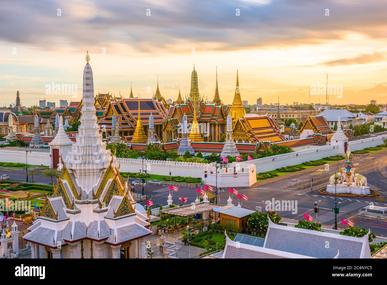 Bangkok, Thailand an der Tempel des Smaragd Buddha und der Grand Palace in der Abenddämmerung. Stockfoto