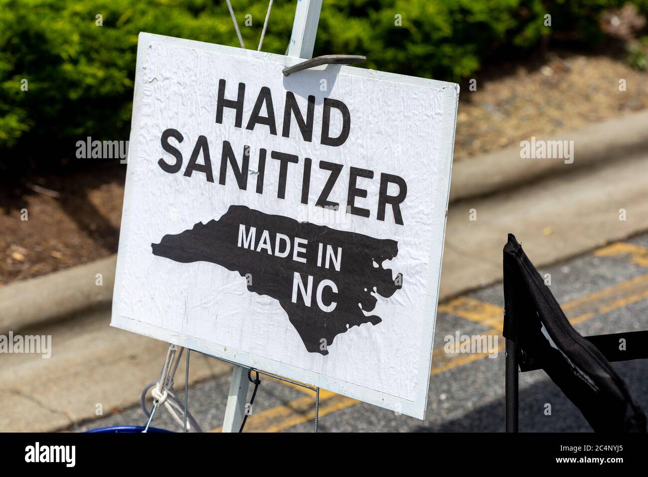 Hausgemachte Unternehmer gemacht North Carolina Hand Desinfektionsmittel Poster angebracht Pop-up Hand Desinfektionsmittel stehen auf dem Parkplatz Stockfoto