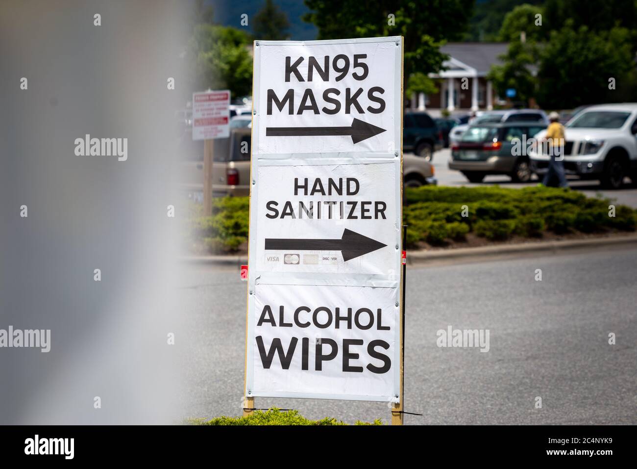 KN95 Händedesinfektionsmittel Alkohol wischen Zeichen Nahaufnahme in lokalen Parkplatz für Fahrer zu sehen gepflanzt Stockfoto