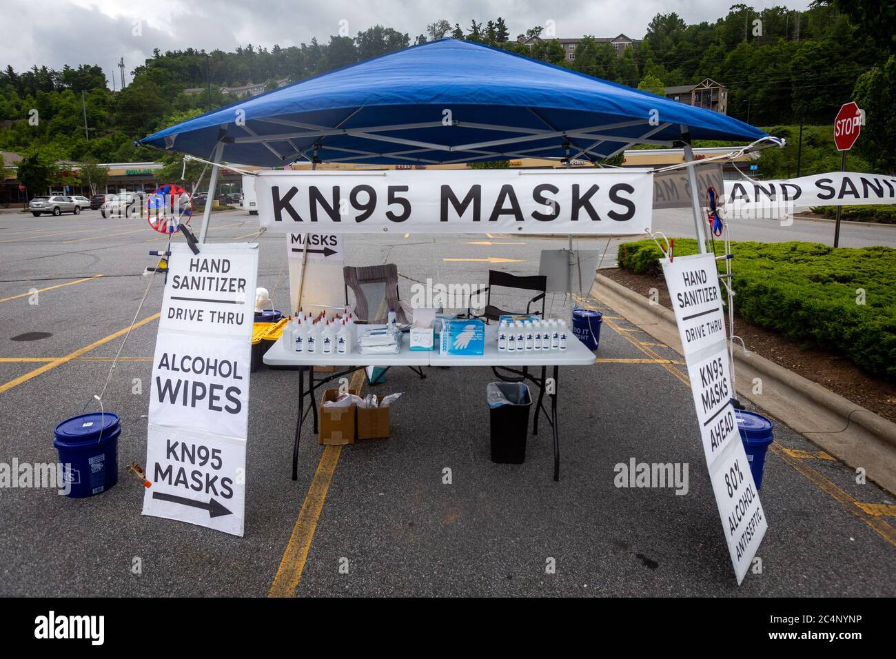 Lokale Pop-up kn95 n95 Maske Händedesinfektionsmittel stehen auf dem Parkplatz Stockfoto