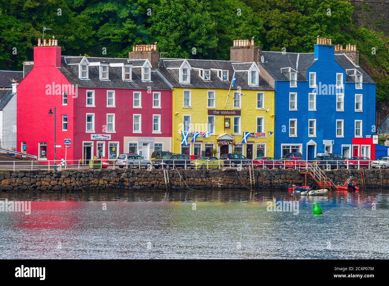 Blick auf bunte Häuser am Hafen von Tobermory in Schottland Stockfoto