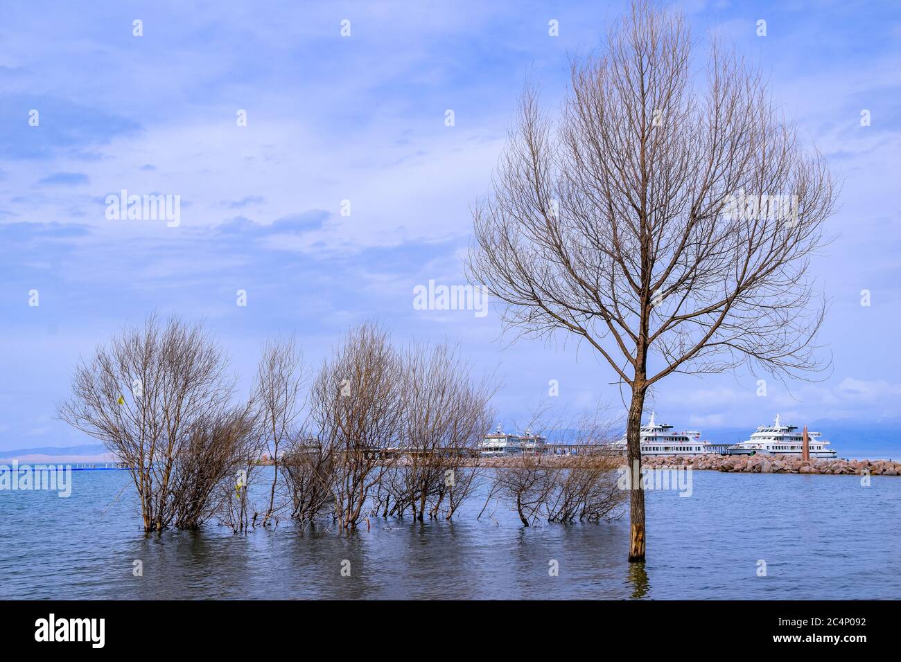 Qinghai See Erlangjian landschaftlich reizende Gegend, der größte See in China, in einem endorheic Becken in der Provinz Qinghai, als alkalischer Salzsee eingestuft. Stockfoto