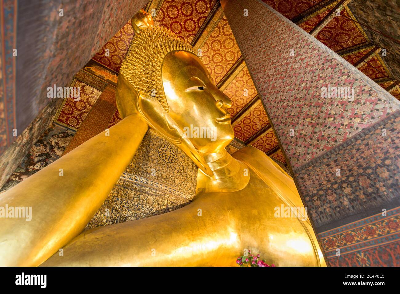 BANGKOK, THAILAND - 23. SEPTEMBER 2015: Der Reclining Buddha des Wat Pho Tempels in Bangkok. Der Tempel wurde im 16. Jahrhundert gegründet und ist considere Stockfoto