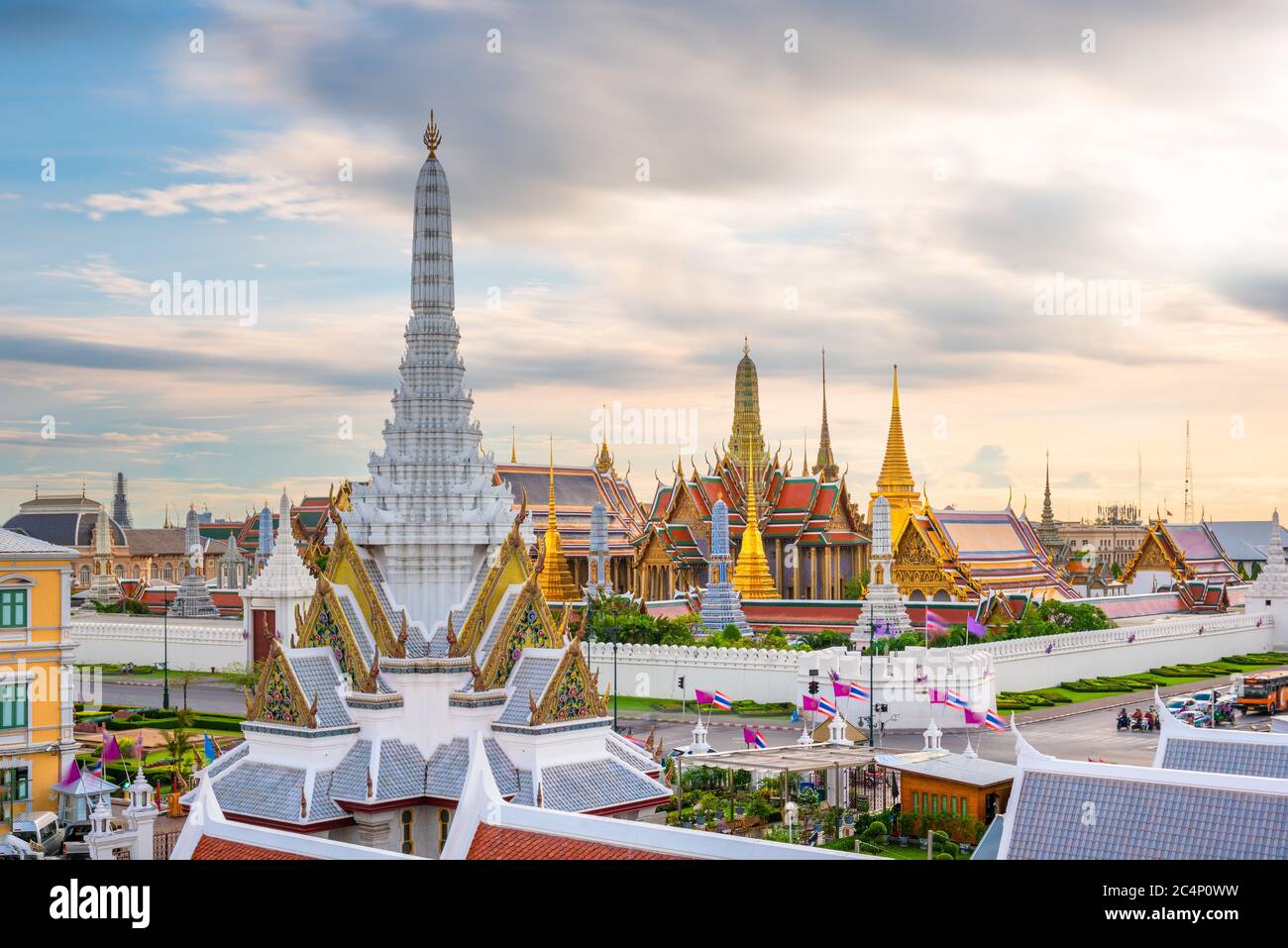 Bangkok, Thailand an der Tempel des Smaragd Buddha und der Grand Palace in der Abenddämmerung. Stockfoto