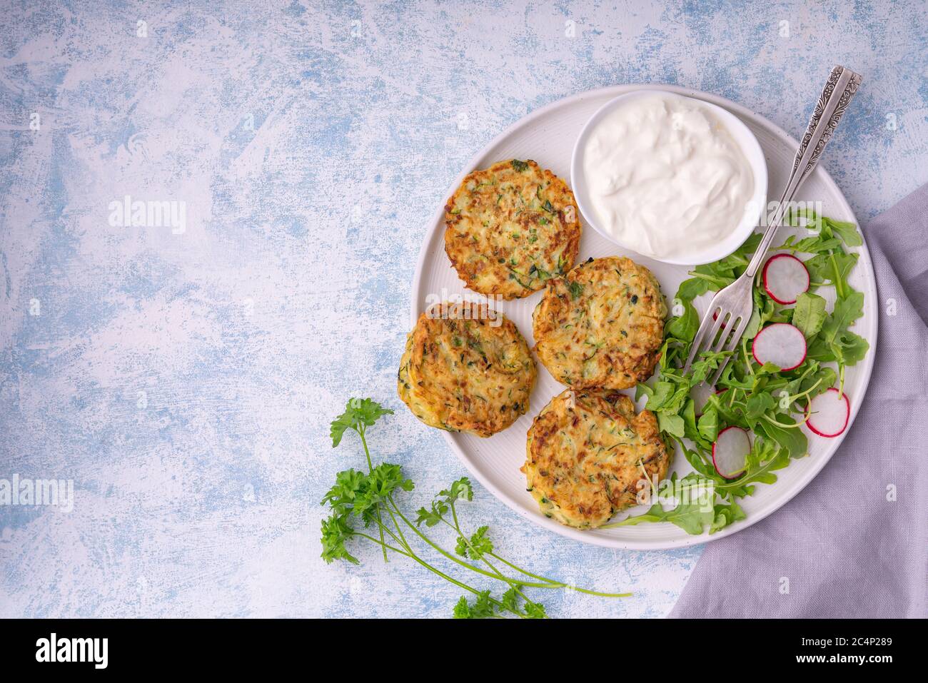 Zucchini joghurt -Fotos und -Bildmaterial in hoher Auflösung – Alamy