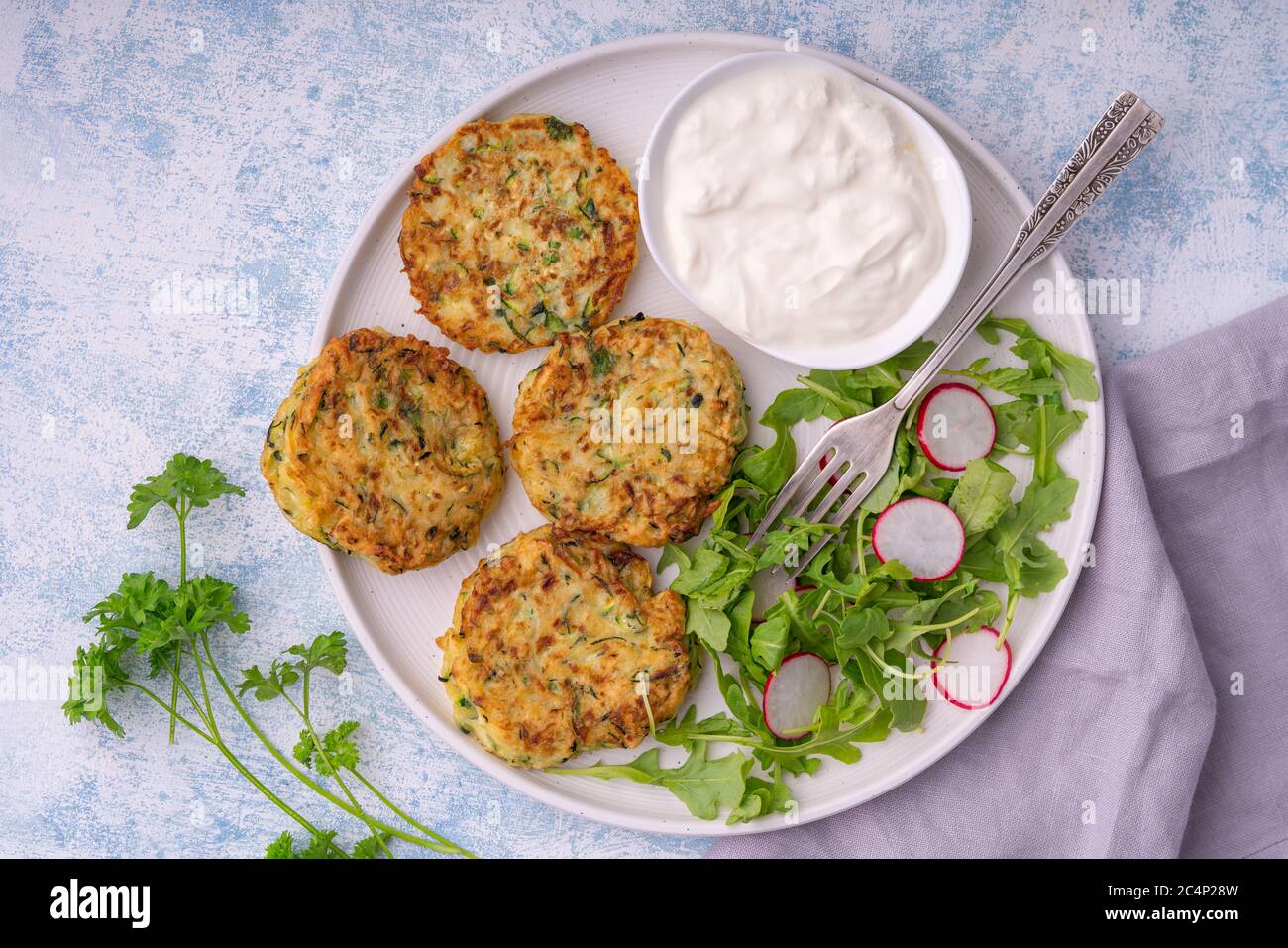 Zucchini joghurt -Fotos und -Bildmaterial in hoher Auflösung – Alamy