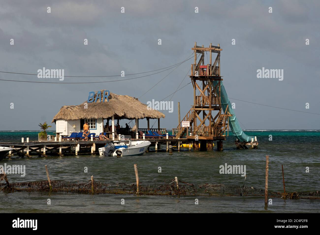 Bar mit Wasserschieber, San Pedro, Ambergris Caye, Belize Stockfoto