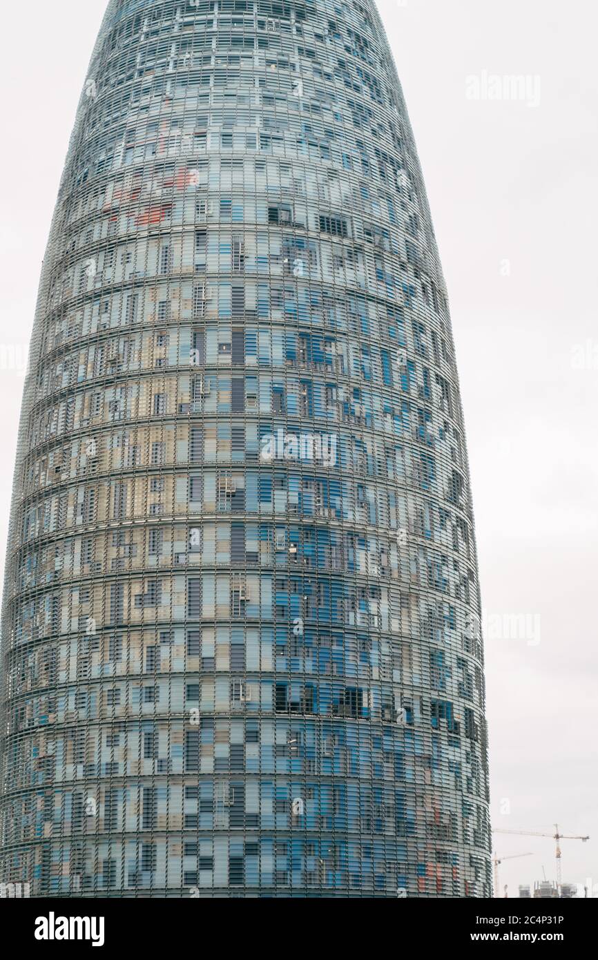Barcelona, Spanien - 15. Dezember 2019: Agbar Tower - ein moderner 34-stöckiger Wolkenkratzer an der Diagonal Avenue 211, Barcelona, Katalonien an der Grenze des Neuen Stockfoto