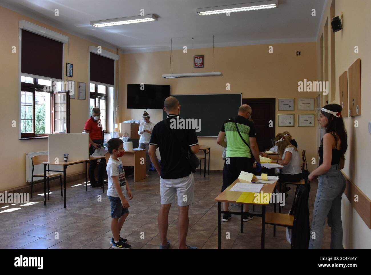 Lubin, Polen. Juni 2020. Polen wählen einen Präsidenten. Die Abstimmung dauert von 7 bis 21 Uhr polnischer Zeit. 11 Menschen stehen zur Wahl. Wegen des Ausbruchs des Coronavirus müssen die Wähler eine Gesichtsmaske tragen und ihre Hände vor dem Betreten des Wahllokale desinfizieren.Quelle: Piotr Twardysko-Wierzbicki/ZUMA Wire/Alamy Live News Stockfoto