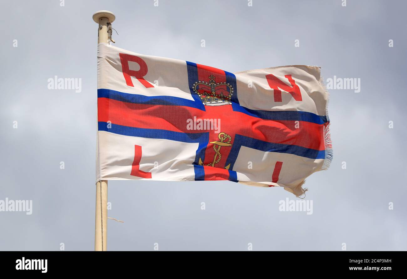 Eine allgemeine Ansicht einer RNLI-Flagge am Skegness-Strand, da Regen-, Wind- und Wetterwarnungen die schwellende Juni-Hitzewelle beenden. Stockfoto