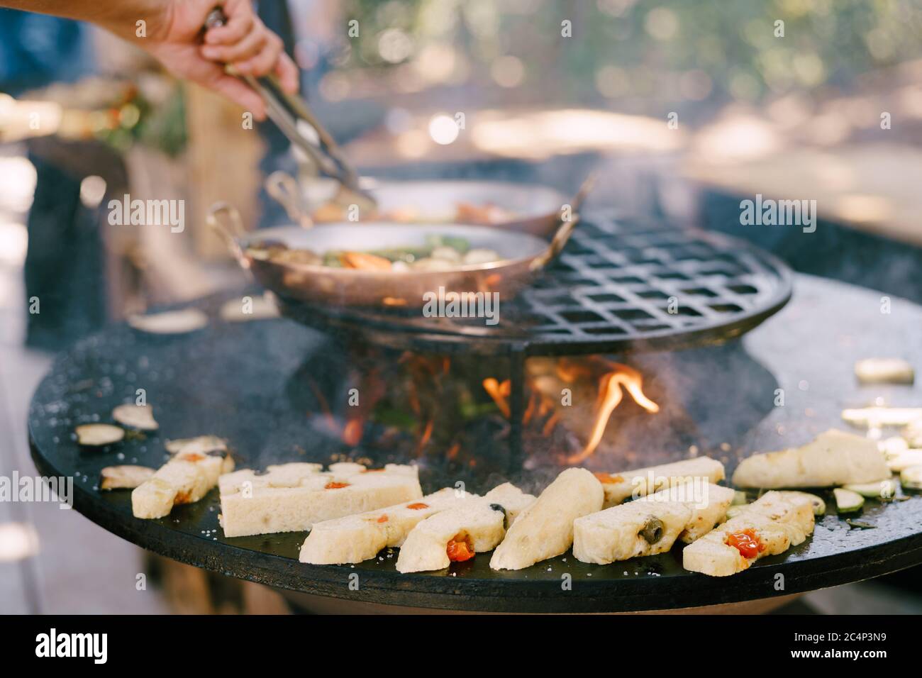 Focaccia Grillschale mit offenem Feuer in der Mitte. Stockfoto