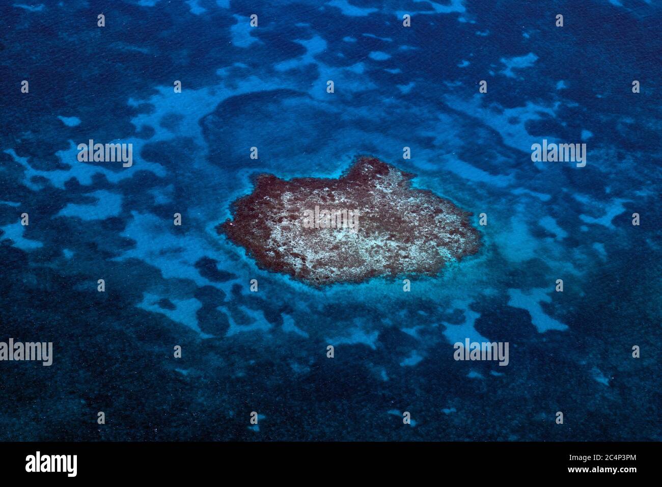 Luftaufnahme von Korallenriff, Lighthouse Reef Atoll, Belize, Karibisches Meer Stockfoto