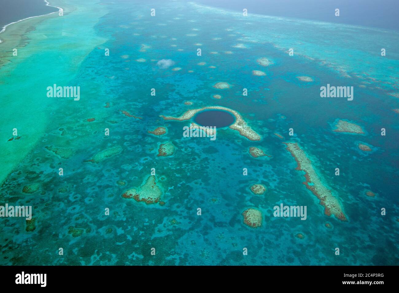 Luftaufnahme des Great Blue Hole, UNESCO-Weltkulturerbe, Leuchtturm-Riff-Atoll, Belize, Karibisches Meer Stockfoto