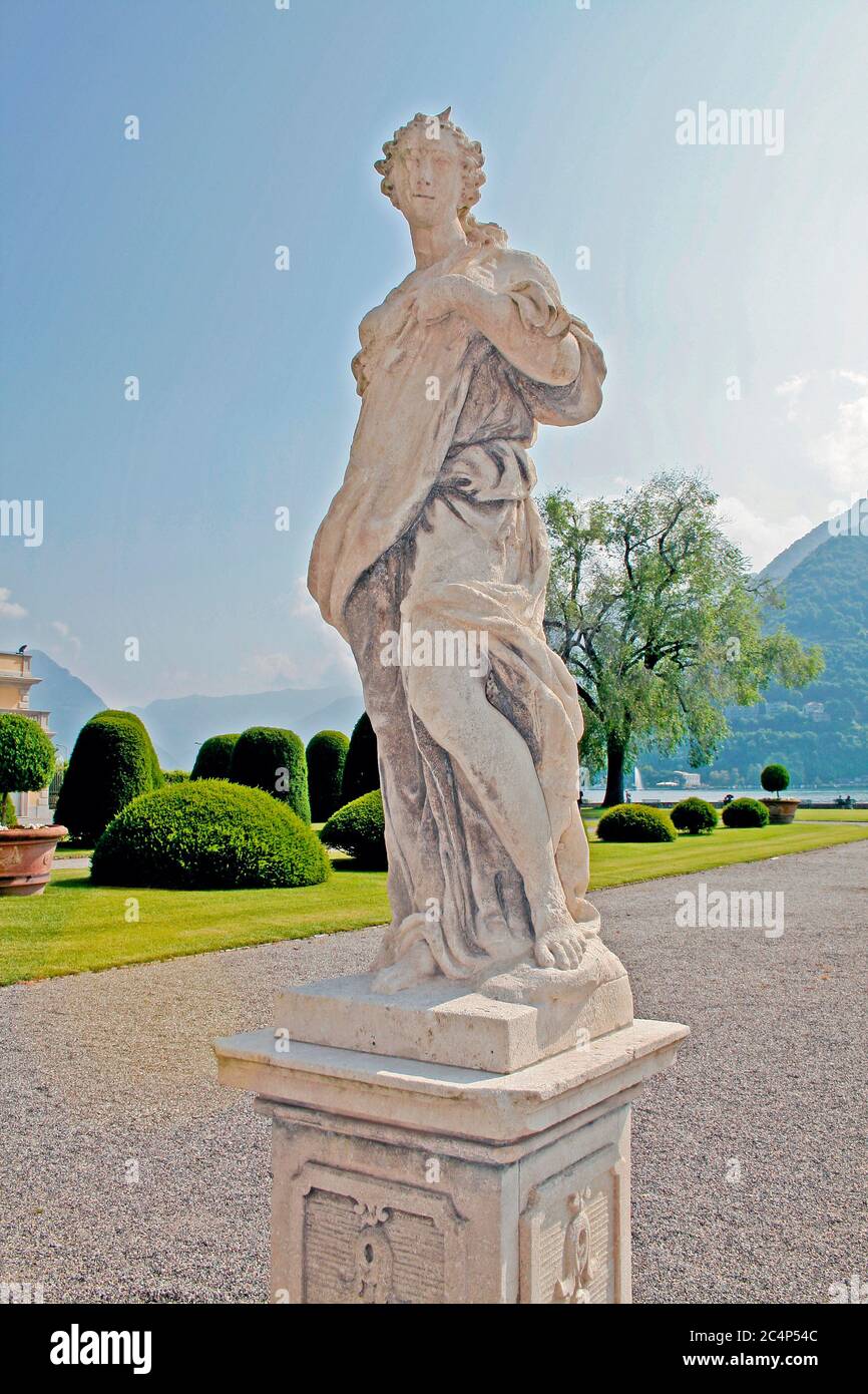Como, Lombardei, Italien. Eine der Marmorstatuen, die heidnische Gottheiten darstellen, vom Schweizer Tessiner Bildhauer Francesco Carabelli (1737-1798), im Garten der Villa Olmo gelegen. Stockfoto